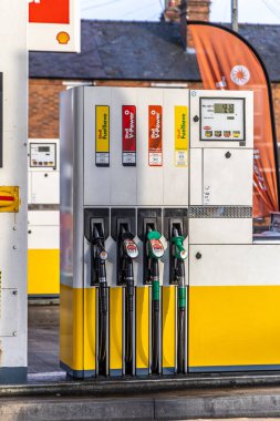 Stratford-upon-Avon, İngiltere - 5 Haziran 2024: Shell benzin istasyonu. Kaliteli benzin ve dizel için pompa.