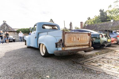 Bristol, İngiltere - 8 Ekim 2023: Studebaker 2R5 paslı Amerikan kamyonu.