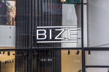 Londra, İngiltere - 14 Eylül 2023: Bize marka logo Londra 'daki bir butik mağazasında şık kıyafetler imzaladı.