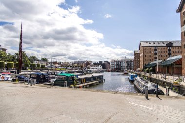 Gloucester, UK- 19 Ağustos 2023: Sharpness Kanalı 'ndaki Gloucester Limanı. Rıhtımda on beş Viktorya dönemi deposu bulunuyor..