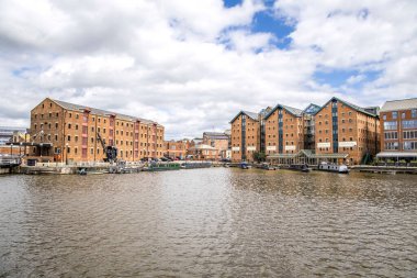 Gloucester, UK- 19 Ağustos 2023: Sharpness Kanalı 'ndaki Gloucester Limanı. Rıhtımda on beş Viktorya dönemi deposu bulunuyor.