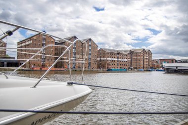 Gloucester, UK- 19 Ağustos 2023: Sharpness Kanalı 'ndaki Gloucester Limanı. Rıhtımda on beş Viktorya dönemi deposu bulunuyor.