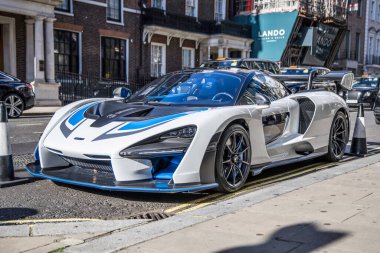 Londra, UK- 19 Ağustos 2023: McLaren Senna Londra Mayfair 'de park edilmiş beyaz ve mavi araba.