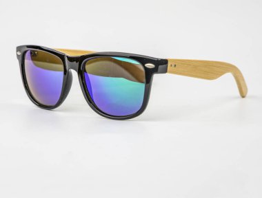 Beyaz arka planda izole edilmiş bambu çerçeveli yeşil ayna gözlüğü..