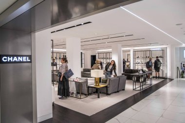 Londra, UK- 6 Ağustos 2023: Harrods mağazasındaki Chanel lüks markası.