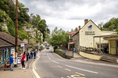 Cheddar, UK- 4 Ağustos 2023: Gorge 'u ile ünlü ve dünyaca ünlü peynirin doğduğu yer olan Cheddar' dan geçen yol