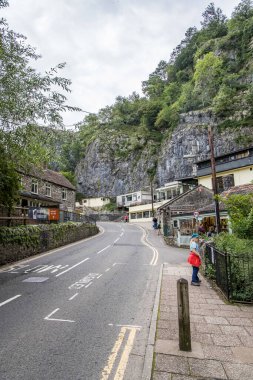 Cheddar, UK- 4 Ağustos 2023: Gorge 'u ile ünlü ve dünyaca ünlü peynirin doğduğu yer olan Cheddar' dan geçen yol