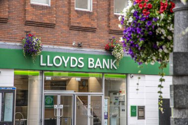 Mansfield, İngiltere - 8 Ağustos 2023: Yağmurlu bir günde Lloyds Bankası 'na giriş.