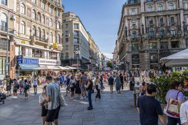 Viyana, Avusturya - 7 Temmuz 2023: Viyana şehir merkezinde tarihi binalarla yürüyen insanlar.