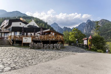 Strbske Pleso, Slovakya - 17 Temmuz 2023: Strbske Pleso, Slovakya - 17 Temmuz 2023: Hrebienok 'u ziyaret eden turistler - High Tatras' taki Stary Smokovec 'in tepesindeki tanınmış turizm merkezi