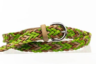 Örülmüş gerçek doğal deri kemer. Beyaz arka planda deri yeşil kuşak, eski model deri kemer..