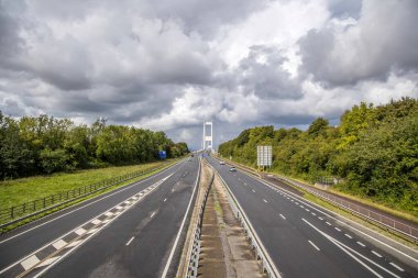 Bristol, UK- 23 Ağustos 2023: M48 Otoyol Çifte Otoyolu Severn Köprüsü asma köprüsü İngiltere 'den Galler' e Severn ve Wye nehirleri üzerinden.