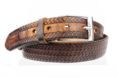 Kabartmalı doğal deri kemer. Beyaz arka planda deri kahverengi kemer, eski model deri kemer.