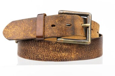 Eski soluk, doğal deri kemer. Beyaz arka planda deri kahverengi kemer, eski model deri kemer..