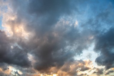 Dramatik Renkli Günbatımı Gökyüzü. Güneş ışınlı bulutlar. Bulutlu doğa arka planı. Panorama.