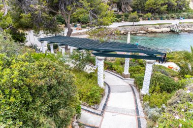 Rodos, Yunanistan - 9 Mayıs 2024: 1930 'larda Kalithea Springs' te inşa edilen güzel sütun geçidi binaları.