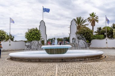Rodos, Yunanistan - 9 Mayıs 2024: Kallithea Springs mavi su çeşmesine giriş