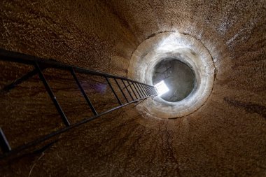 Seven Springs 'teki tünele giden merdivenler ya da Rhodes Adası' ndaki Epta Piges parkı..