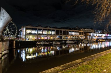 Bristol, İngiltere - 30 Ocak 2024: Birçok restoran barı ve kanal teknesi ile Bristol Limanı 'ndaki Havza.