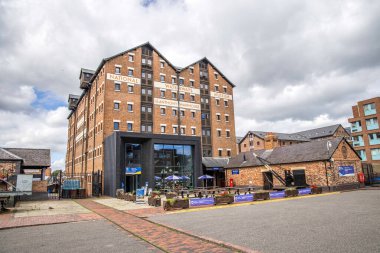 Gloucester, UK- 19 Ağustos 2023: Sharpness Kanalı 'ndaki Gloucester Limanı. Rıhtımda on beş Viktorya dönemi deposu bulunuyor.
