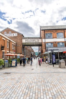 Gloucester, UK- 19 Ağustos 2023: Sharpness Kanalı 'ndaki Gloucester rıhtımı. Rıhtımda on beş Viktorya dönemi deposu bulunuyor.