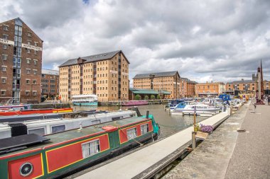 Gloucester, UK- 19 Ağustos 2023: Sharpness Kanalı 'ndaki Gloucester Limanı. Rıhtımda on beş Viktorya dönemi deposu bulunuyor..