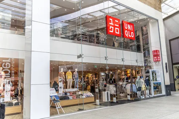 Oxford, İngiltere - 5 Haziran 2024: Westgate alışveriş merkezindeki Uniqlo moda mağazası. Uniqlo Co., Ltd. Japon günlük giyim tasarımcısı, üretici ve perakendecisi.