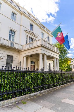 Londra, İngiltere - 22 Haziran 2024: Portekiz ve Avrupa Birliği Londra Belgrave Meydanı 'ndaki Portekiz büyükelçiliğinde bayraklar.