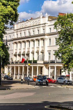 Londra, İngiltere - 22 Haziran 2024: Bahreyn Krallığı Londra dış görünüş meydanındaki elçilik balkonundan el sallıyor.