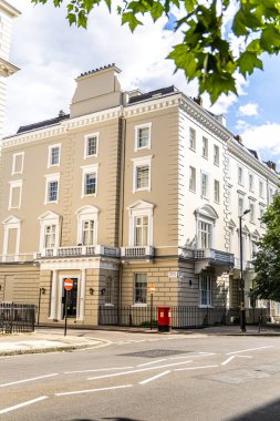 Londra, İngiltere - 22 Haziran 2024: Gürcistan ve Viktorya döneminden kalma Belgravia ve Kensington bölgelerindeki teraslı evler.