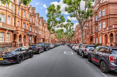Londra, İngiltere - 22 Haziran 2024: Bu Sloane Gardens 'ın Chelsea bölgesinin bir yerleşim yeridir. Kırmızı tuğlalı Viktorya dönemi ya da Edwardian teraslı evler.