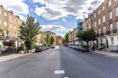 Londra, İngiltere - 22 Haziran 2024: Gürcistan ve Viktorya dönemi kasabası turuncu tuğlalı evler.