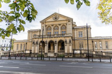 Cheltenham, İngiltere - 15 Ekim 2023: Cheltenham Belediye Konser Salonu, süslü Edwardian konser salonu.