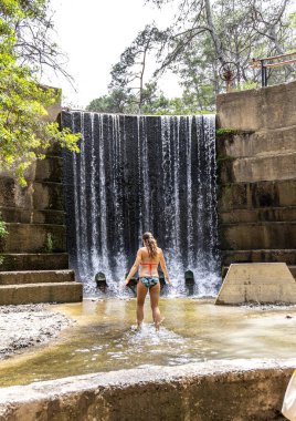 Rodos, Yunanistan - 9 Mayıs 2024: Yunanistan 'ın Rodos adasındaki Epta Piges Parkı' nda Şelale.