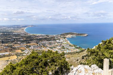 Kolymbia Sahili, yukarıdan altın kum manzaralı, Rodos, Yunanistan. Gökkuşlarının gözü ünlü Kolymbia plajı, Rodos adası, Dodecanese, Yunanistan