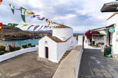 Kutsal Meryem Ana Manastırı Tsambika Kyra Psili 'ye ulaşmak için 300 beyaz adım.