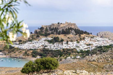 Lindos küçük, bembeyaz bir köy ve Akropolis, Ege Denizi 'ndeki Rhodos Adası manzarası..