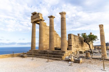 Yunanistan 'ın Lindos Rodos Akropolis kentinde Athena Lindia' nın Doriç tapınağı.