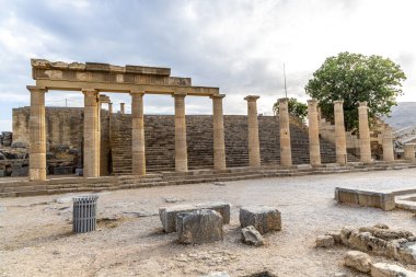 Lindos Rhodes 'un ana tapınağındaki Colonnade' de basamaklar ve merdivenler.