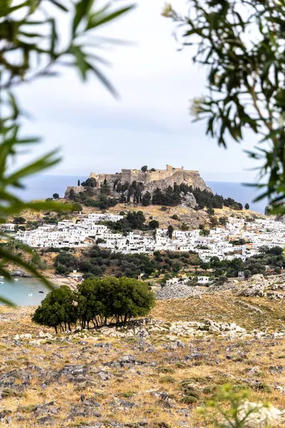  Lindos küçük, bembeyaz bir köy ve Akropolis, Ege Denizi 'ndeki Rhodos Adası manzarası..