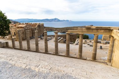 Lindos Rhodes 'un ana tapınağındaki Colonnade' de basamaklar ve merdivenler.