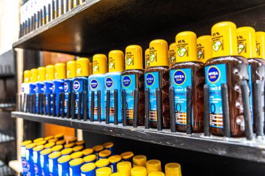 Rodos, Yunanistan - 9 Mayıs 2024: UV koruma şişeleri için Nivea güneş kremi.