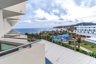 Rodos, Yunanistan - 9 Mayıs 2024: Rodos Adası otel balkonundaki otelin göz kamaştırıcı hava manzarası.