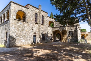 15. yüzyılda St. John Şövalyeleri tarafından inşa edilen Filerimos Tepesi 'ndeki Filerimos Manastırı..