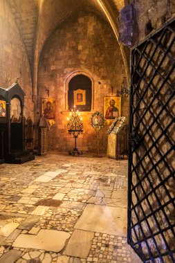 Rodos, Yunanistan - 9 Mayıs 2024: Filerimos Tepesi 'ndeki Filerimos Manastırı 15. yüzyılda St. John Şövalyeleri tarafından inşa edilmiştir.