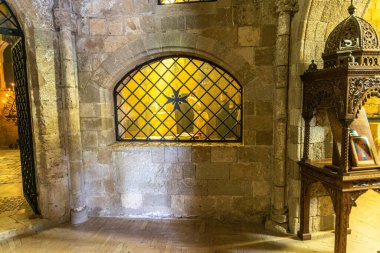 Rodos, Yunanistan - 9 Mayıs 2024: Filerimos Tepesi 'ndeki Filerimos Manastırı 15. yüzyılda St. John Şövalyeleri tarafından inşa edilmiştir.