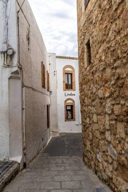 Rodos, Yunanistan - 9 Mayıs 2024: Rodos 'taki Lindos kasabasının güzel ortaçağ mimarisi.