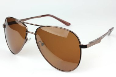 Kahverengi Pilot havacı güneş gözlükleri beyaz arkaplanda izole edildi.