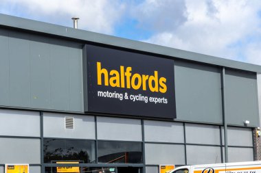 Bristol, İngiltere - 12 Eylül 2024: Bir Halfords mağaza vitrininde çeşitli otomotiv ve bisiklet ürünleri sergilenmektedir.