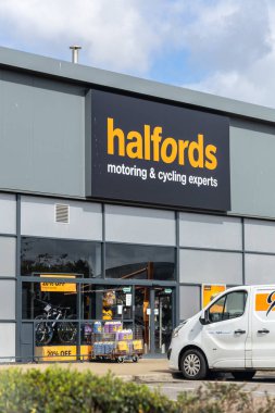 Bristol, İngiltere - 12 Eylül 2024: Bir Halfords mağaza vitrininde çeşitli otomotiv ve bisiklet ürünleri sergilenmektedir.
